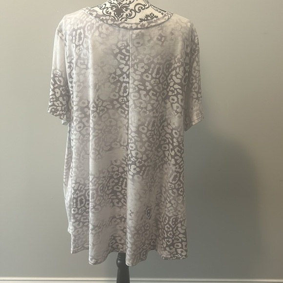 NWOT. Woman’s rounded neckline, short sleeve t-shirt with ombre predator print. - Picture 6 of 9